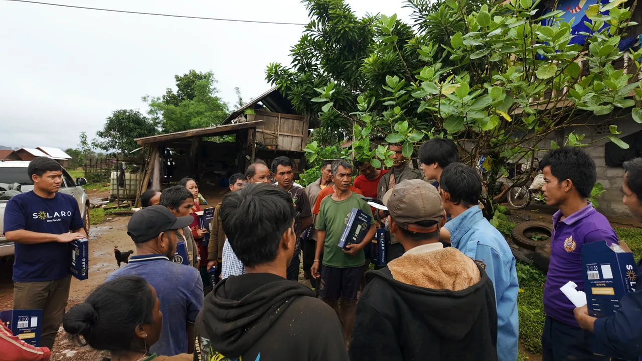 ທີມ SOLARO ສົນທະນາກັບຄົນໃນຊຸມຊົນທີ່ຖືກ່ອງໄຟ