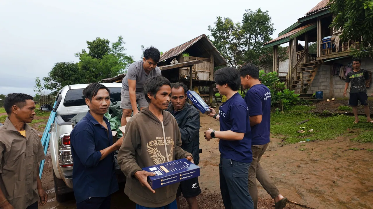 ສອງຄົນຖືກ່ອງໄຟ SOLARO ໃນຂະນະມອບໄຟ